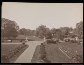 Formális kert az E.D. Berwind rezidencián, Newport, Rhode Island, 1905 körül (ezüst zselatinos nyomat)